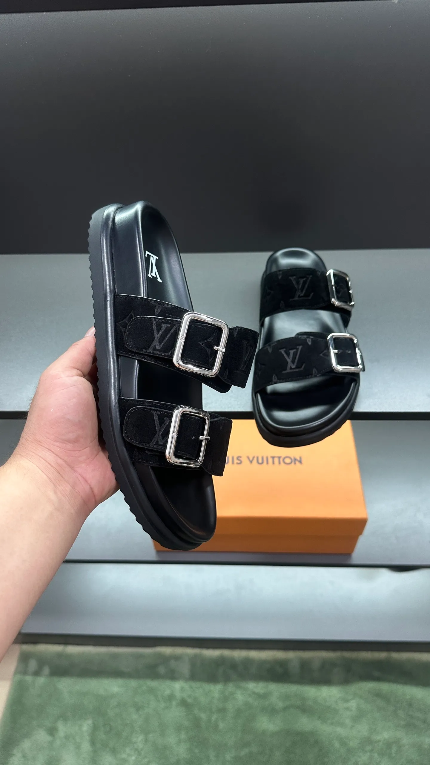 P340 🔍LV Men's Spring and Summer Slippers Counter Synchronization. The uppers are imported cowhide fabrics from Italy, with logo graphics and high-quality craftsmanship. Soles: original soles specially provided by the original factory. Exclusive movable molded soles are super comfortable. Original factory follow-up orders. 🔍🔍High quality. You can enter and leave the counter at will. Welcome to compare. Code number 38-45 No. 058